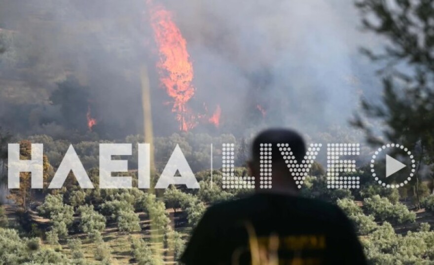 Μαίνεται η φωτιά στην Σκιλλουντία Ηλείας: Επιχειρούν 10 αεροσκάφη