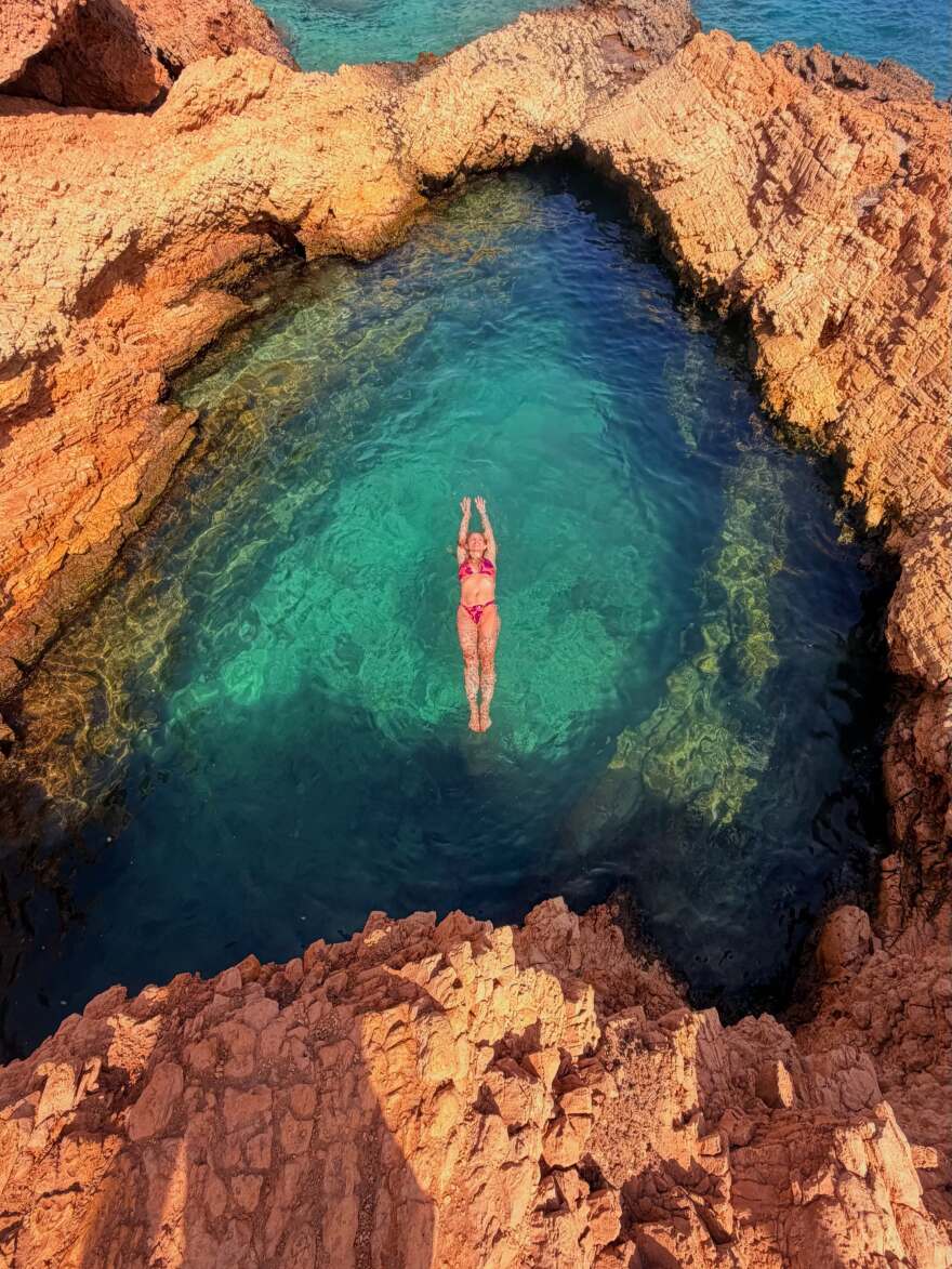 Πιασμένοι χέρι χέρι Γιώργος Γεροντιδάκης και Ντορέττα Παπαδημητρίου στην «Πισίνα» στα Κουφονήσια, δείτε φωτογραφία
