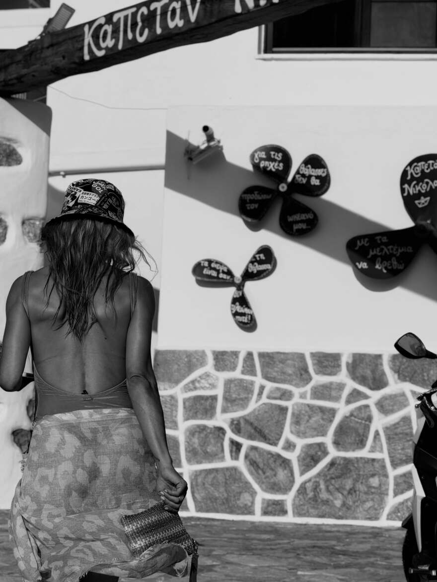 Πιασμένοι χέρι χέρι Γιώργος Γεροντιδάκης και Ντορέττα Παπαδημητρίου στην «Πισίνα» στα Κουφονήσια, δείτε φωτογραφία