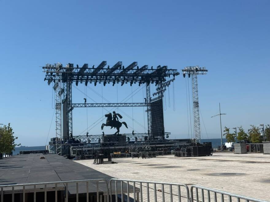 Αντιδράσεις για την εξέδρα της συναυλίας του Αντώνη Ρέμου μπροστά από το άγαλμα του Μεγάλου Αλεξάνδρου - Τι λέει ο Δήμος Θεσσαλονίκης