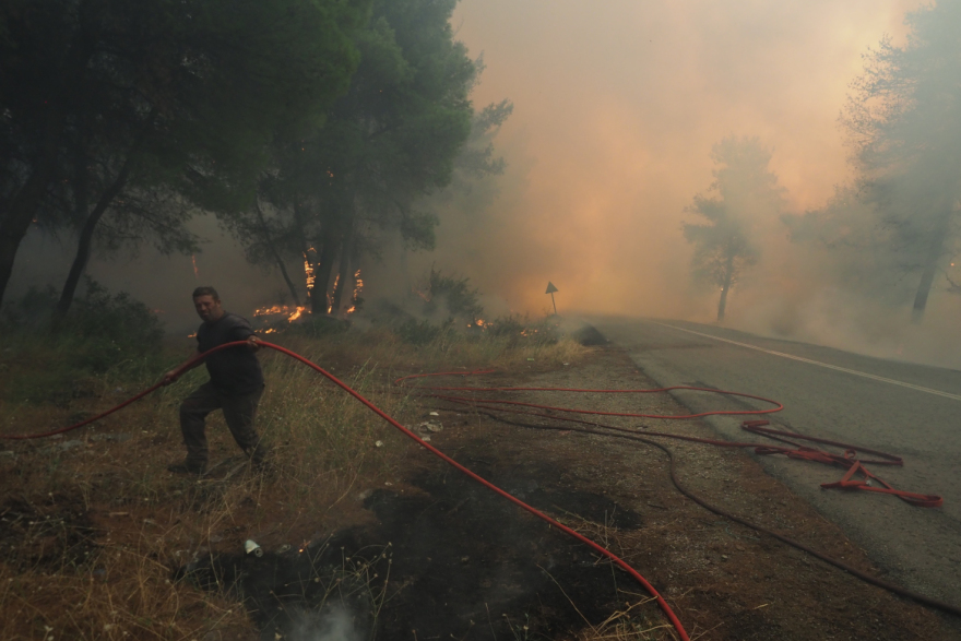 Βελτιωμένη εικόνα στη μεγάλη φωτιά στη Μακρυκάπα Εύβοιας, επιχειρούν 13 εναέρια, δείτε βίντεο 
