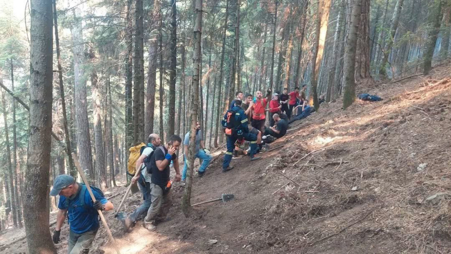 Η μάχη των δασοκομάντος με τις φλόγες στην Κόνιτσα, καλύτερη η εικόνα της πυρκαγιάς, δείτε βίντεο και φωτογραφίες
