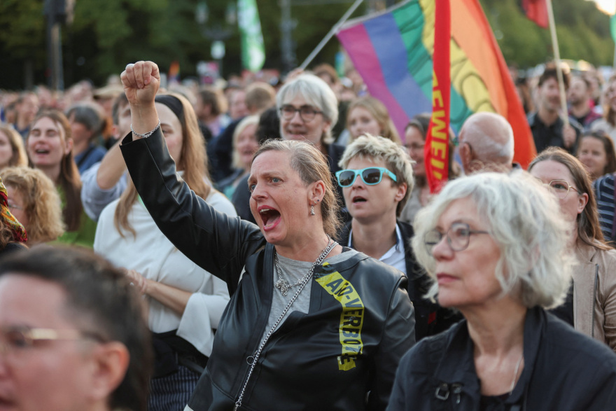 Στους δρόμους οι Γερμανοί μετά την εκλογική νίκη του ακροδεξιού AfD, μαζικές διαδηλώσεις και ένταση με την αστυνομία, βίντεο και φωτογραφίες