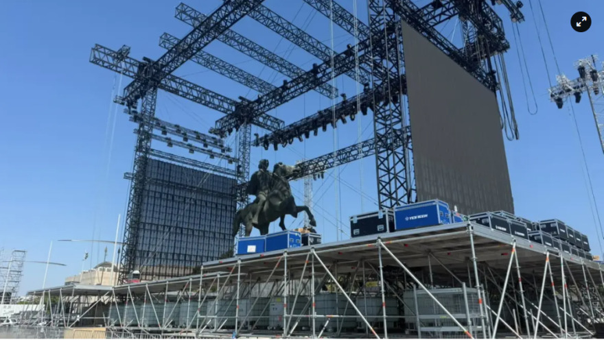 Δεν αλλάζει θέση η σκηνή της συναυλίας του Αντώνη Ρέμου στη Θεσσαλονίκη - Παραμένει πάνω στο άγαλμα του Μέγα Αλέξανδρου παρά τις αντιδράσεις