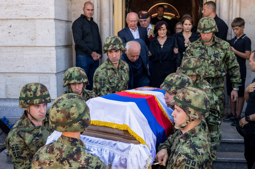 Με στρατιωτικές τιμές η κηδεία του εγκληματία πολέμου Ράτκο Μλάντιτς στο Βελιγράδι παρά τις προειδοποιήσεις της ΕΕ, δείτε βίντεο