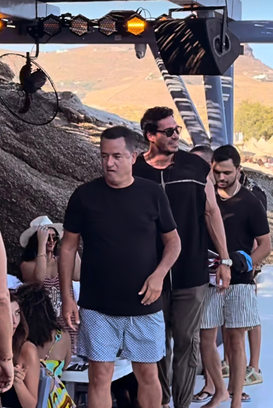 Μύκονος: Η τρέλα του καλοκαιριού, ο «βαρώνος του κοτόπουλου», η αντροπαρέα του Ατζούν και το μαγαζάκι που πούλησε 100.000 καπέλα