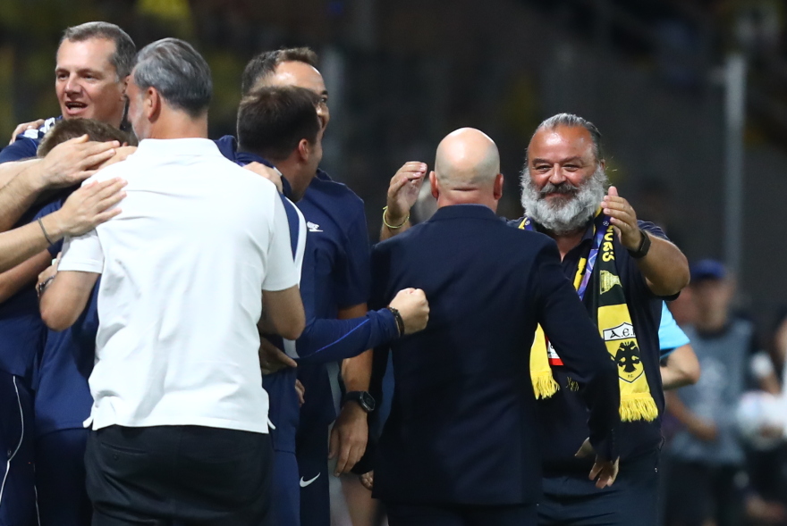 ΑΕΚ: Στον αγωνιστικό χώρο πανευτυχής ο Ηλιόπουλος μετά την πρώτη νίκη της Ένωσης στη League Phase του Champions League, δείτε βίντεο και φωτογραφίες 