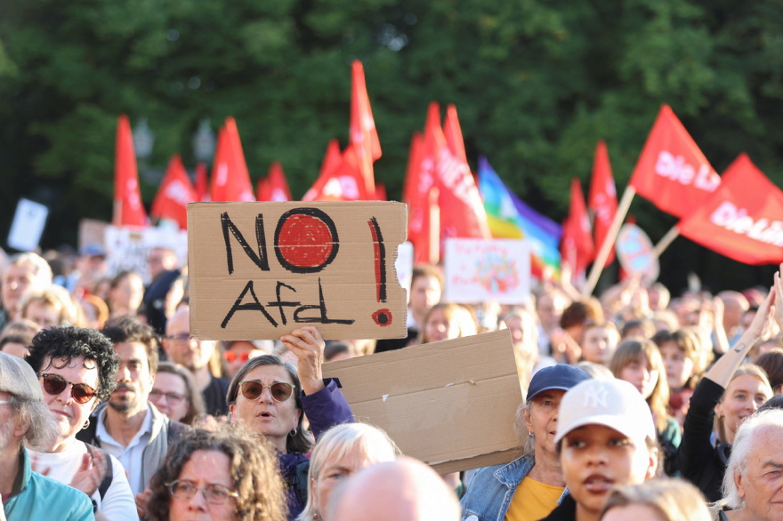 Χιλιάδες κόσμου στην Γερμανία στους δρόμους κατά της AfD, πιέσεις στον Μερτς 
