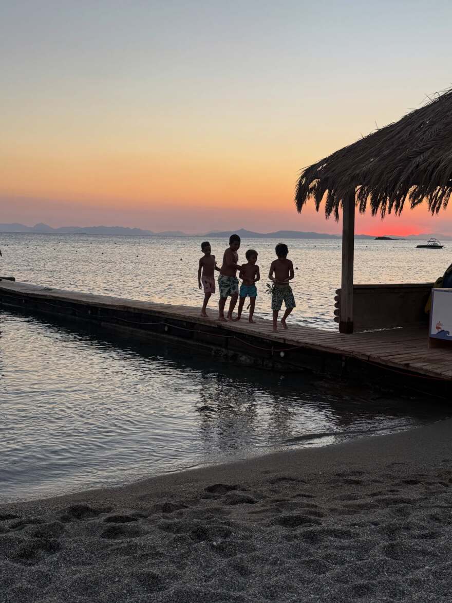 Οι selfies της Λένας Παπαληγούρα με τον σύζυγό της από τη θάλασσα: Ποιος είπε ότι τελείωσε το καλοκαίρι, έγραψε
