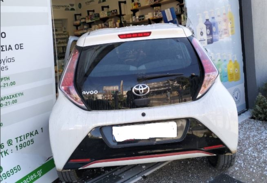 Αυτοκίνητο «μπούκαρε» σε φαρμακείο στη Νέα Μάκρη, δεν υπήρξαν τραυματισμοί, δείτε βίντεο 
