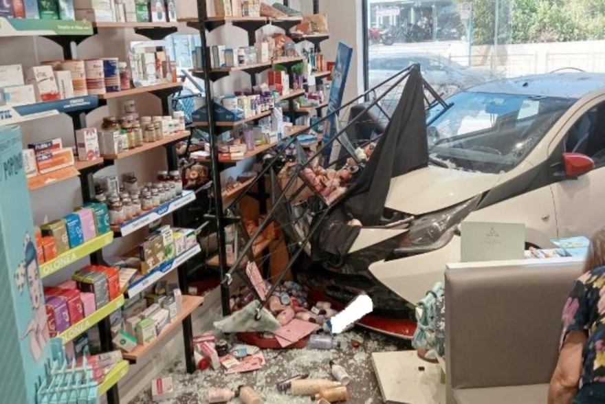 Αυτοκίνητο «μπούκαρε» σε φαρμακείο στη Νέα Μάκρη, δεν υπήρξαν τραυματισμοί, δείτε βίντεο 
