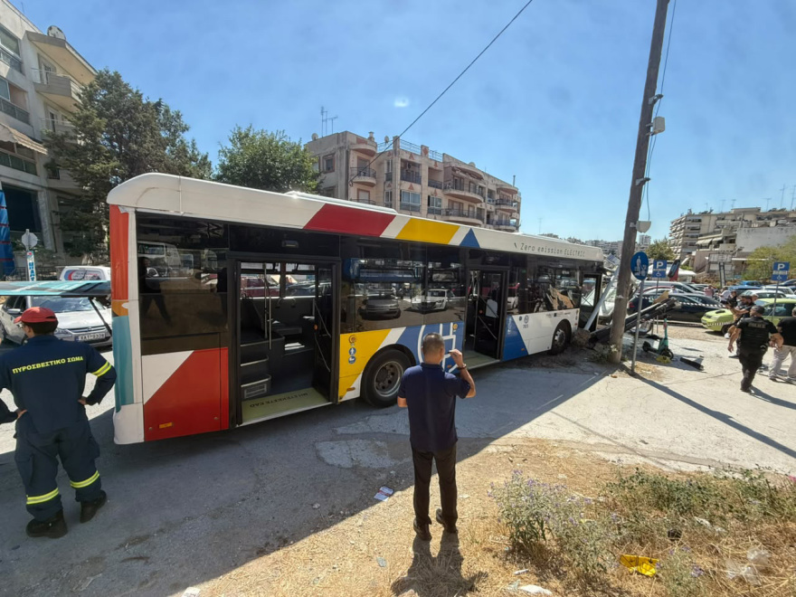Πώς έγινε το σοβαρό τροχαίο στη Θεσσαλονίκη, θα υποβληθεί σε χειρουργείο η 21χρονη που περίμενε στη στάση όταν έπεσε πάνω το λεωφορείο