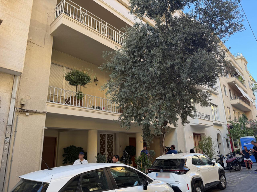 Θρησκευτικές εικόνες, στολή Σαμουράι, σπαθί... ποδήλατο: Δείτε φωτογραφίες από το εσωτερικό του ιατρείου Stem Cell, όπου ο Μαζωνάκης υπέστη ανακοπή