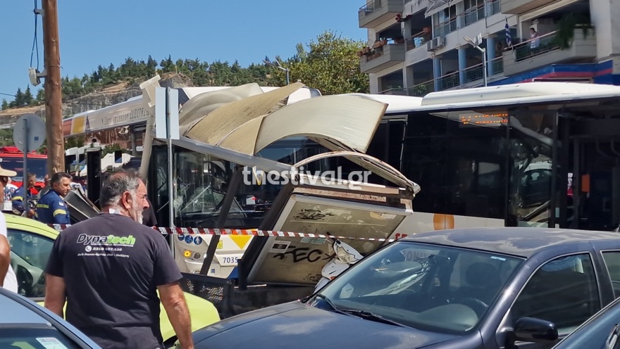 Λεωφορείο έπεσε σε στάση στη Νεάπολη Θεσσαλονίκης, τρεις τραυματίες 