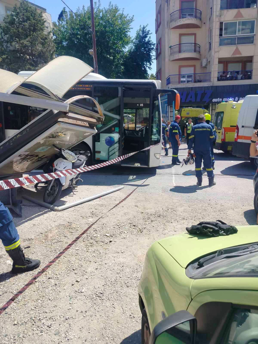 Πώς έγινε το σοβαρό τροχαίο στη Θεσσαλονίκη, θα υποβληθεί σε χειρουργείο η 21χρονη που περίμενε στη στάση όταν έπεσε πάνω το λεωφορείο