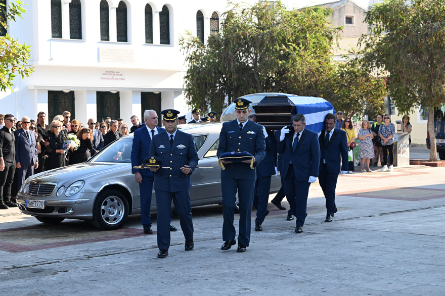 Σε κλίμα βαθιάς συγκίνησης στον Πύργο το τελευταίο «αντίο» στον επισμηναγό Γιάννη Μπλέσια που σκοτώθηκε στην Τανάγρα