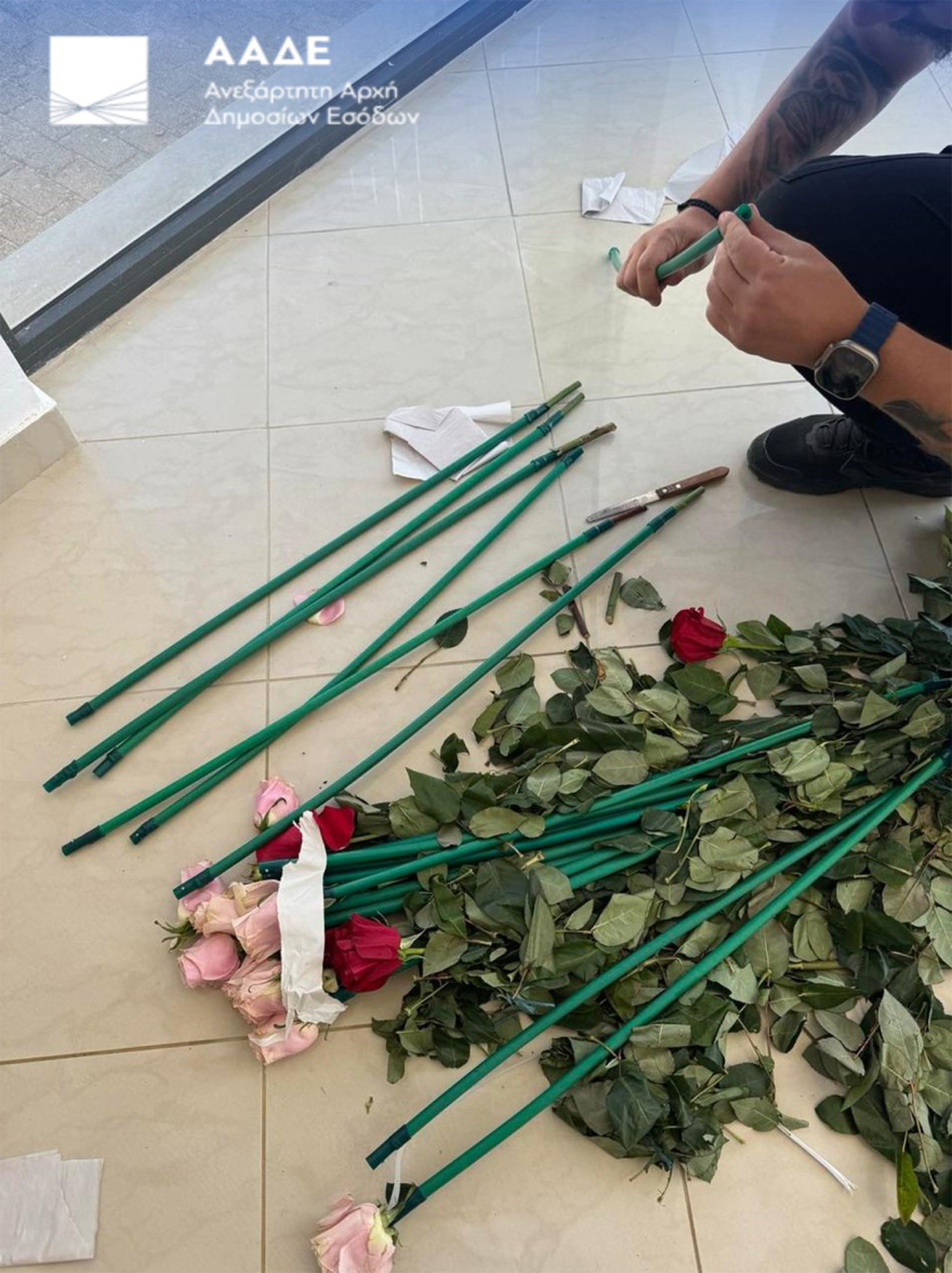 Τα τριαντάφυλλα έκρυβαν 84 κιλά κοκαΐνης, η επιχείρηση της ΑΑΔΕ σε ανθοπωλείο και σπίτι σε Αρτέμιδα και Μαραθώνα