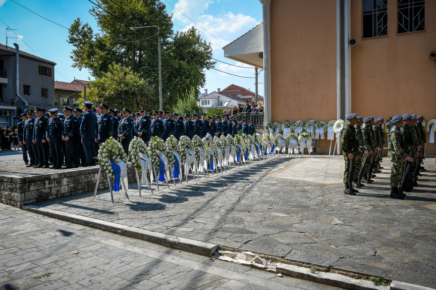 Θρήνος στα Γιάννενα στο τελευταίο αντίο στον σμηναγό Δημήτριο Πέτρου που σκοτώθηκε στην Τανάγρα