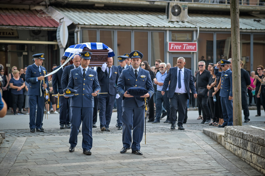Θρήνος στα Γιάννενα στο τελευταίο αντίο στον σμηναγό Δημήτριο Πέτρου που σκοτώθηκε στην Τανάγρα