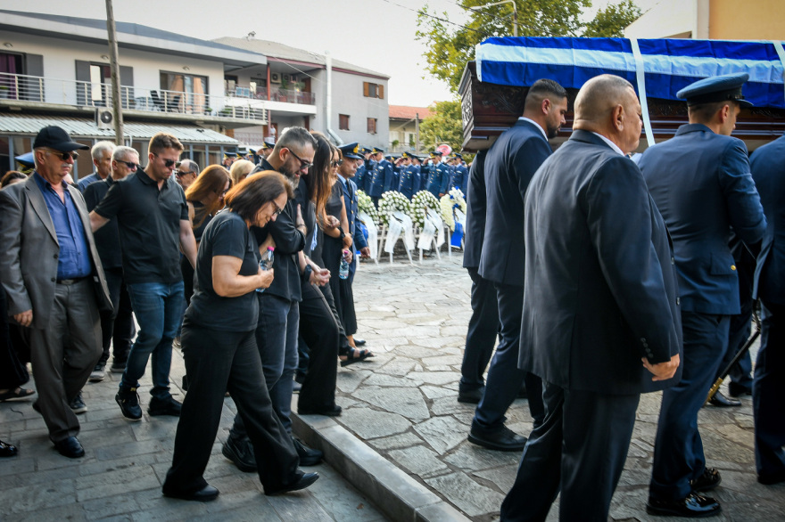 Θρήνος στα Γιάννενα στο τελευταίο αντίο στον σμηναγό Δημήτριο Πέτρου που σκοτώθηκε στην Τανάγρα