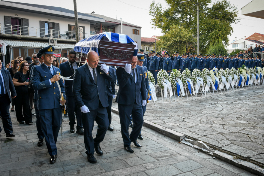 Θρήνος στα Γιάννενα στο τελευταίο αντίο στον σμηναγό Δημήτριο Πέτρου που σκοτώθηκε στην Τανάγρα