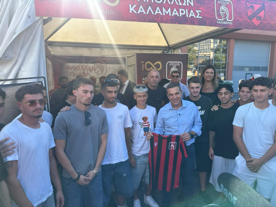 Δείτε βίντεο με την επίσκεψη Τσίπρα στα περίπτερα της ΔΕΘ: Η φανέλα με το 26, η ποντιακή γραβάτα και ο χαιρετισμός με Σχοινά και Χριστοδουλάκη