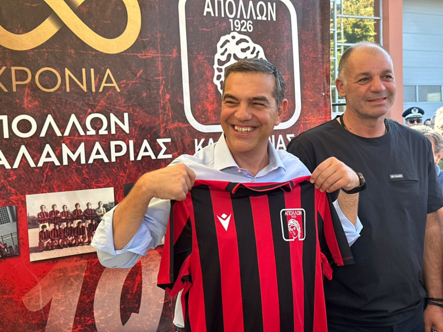 Δείτε βίντεο με την επίσκεψη Τσίπρα στα περίπτερα της ΔΕΘ: Η φανέλα με το 26, η ποντιακή γραβάτα και ο χαιρετισμός με Σχοινά και Χριστοδουλάκη