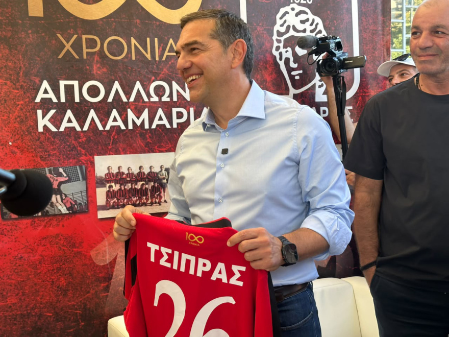 Δείτε βίντεο με την επίσκεψη Τσίπρα στα περίπτερα της ΔΕΘ: Η φανέλα με το 26, η ποντιακή γραβάτα και ο χαιρετισμός με Σχοινά και Χριστοδουλάκη