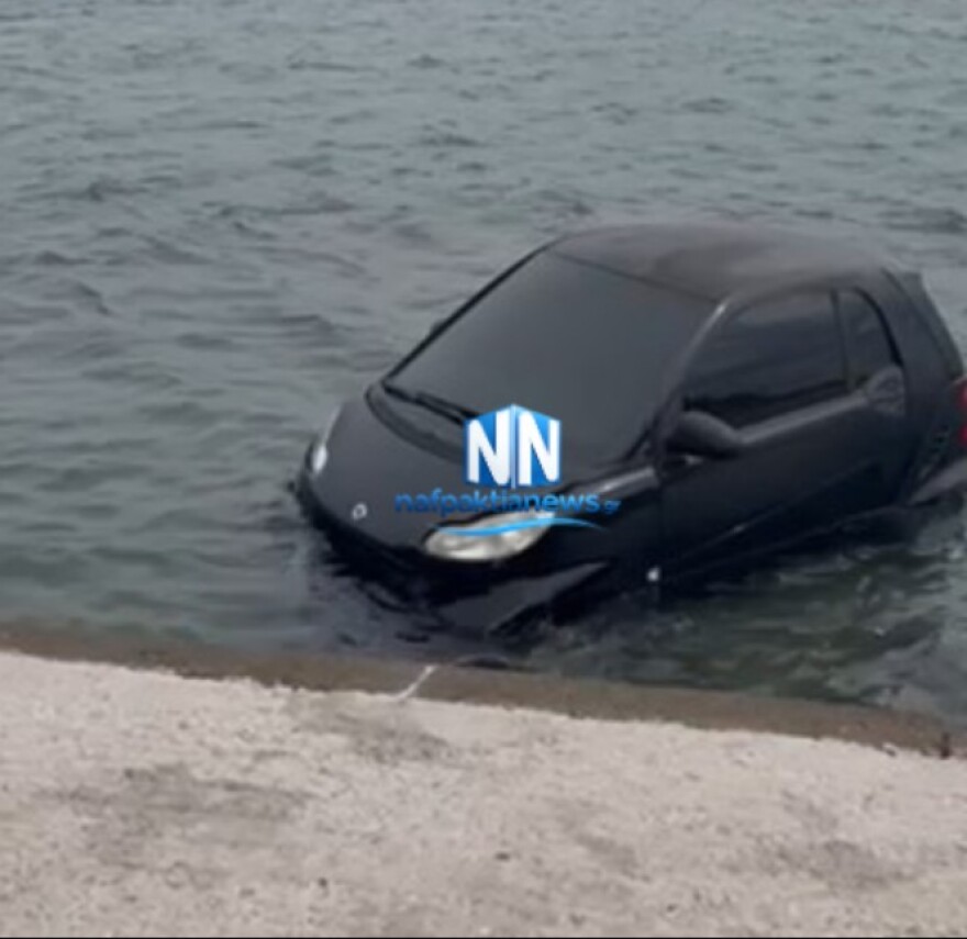 Απρόοπτο στη Ναυπακτία, αυτοκίνητο κατέληξε στη θάλασσα, επιχείρηση για την ανάσυρσή του, βίντεο