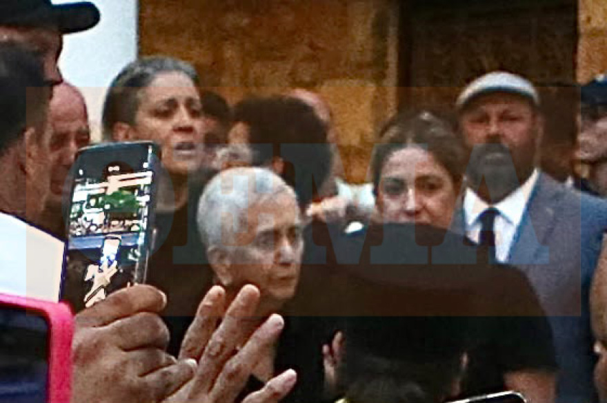 Σπαραγμός για την οικογένεια του Γιώργου Μαζωνάκη μπροστά στη σορό του αγαπημένου τους γιου και αδερφού, βίντεο