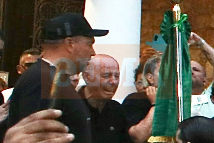 Σπαραγμός για την οικογένεια του Γιώργου Μαζωνάκη μπροστά στη σορό του αγαπημένου τους γιου και αδερφού, βίντεο