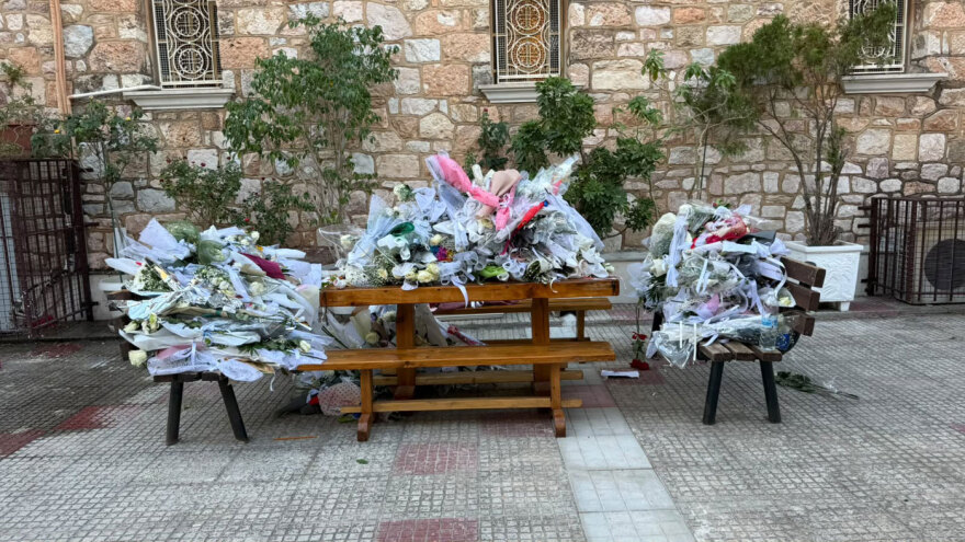 «Δεν μπορούμε να λείπουμε τέτοια μέρα»: Το μεσημέρι το τελευταίο αντίο στον Γιώργο Μαζωνάκη - Με τραγούδια ο ολονύχτιος θρήνος στη Νίκαια