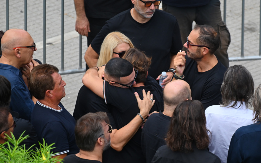 Με δάκρυα στα μάτια οι φίλοι και συνεργάτες του Γιώργου Μαζωνάκη στο τελευταίο αντίο