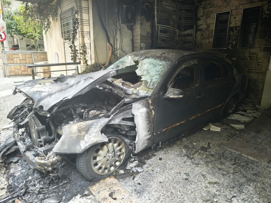 Δύο εμπρηστικές επιθέσεις σε πιλοτές πολυκατοικιών σε Ζωγράφου και Γαλάτσι, κάηκε αυτοκίνητο αντιδημάρχου