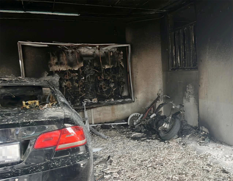 Φωτιά σε πιλοτή πολυκατοικίας στο Γαλάτσι, κάηκαν ΙΧ και μηχανή, δύο άτομα στο νοσοκομείο