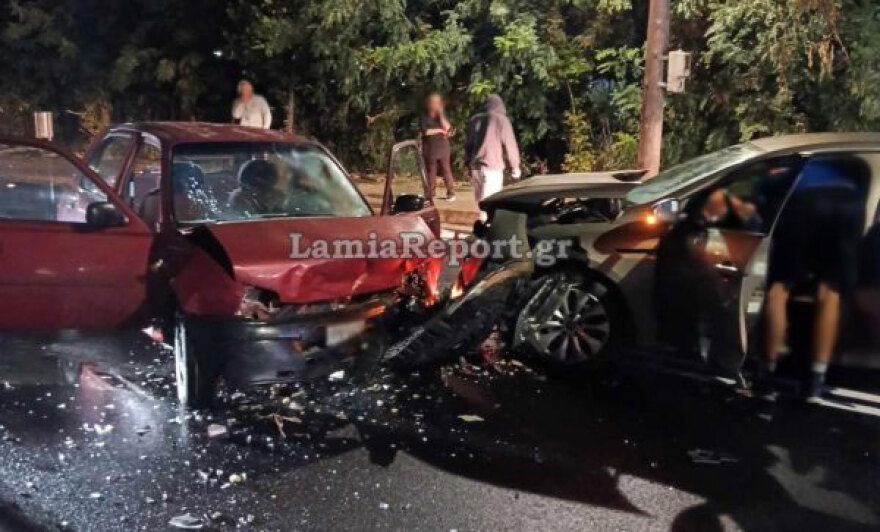 Δύο τραυματίες μετά από σφοδρό τροχαίο στη Λαμία, δείτε βίντεο και φωτογραφίες