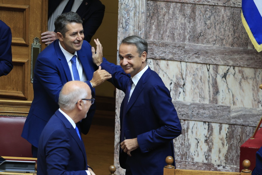 Επέστρεψε στα υπουργικά έδρανα ο Μυλωνάκης μετά τη σοβαρή περιπέτεια της υγείας του, δείτε φωτογραφίες