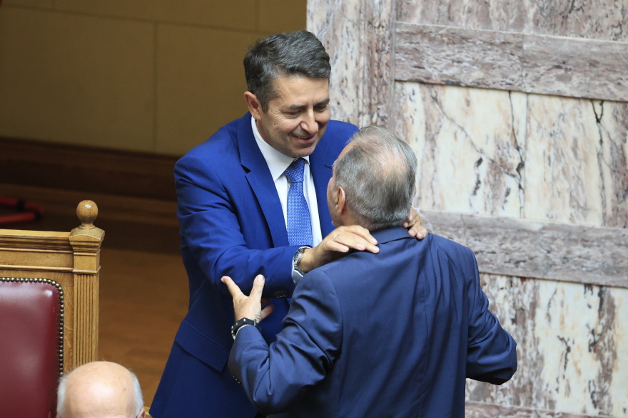 Επέστρεψε στα υπουργικά έδρανα ο Μυλωνάκης μετά τη σοβαρή περιπέτεια της υγείας του, δείτε φωτογραφίες