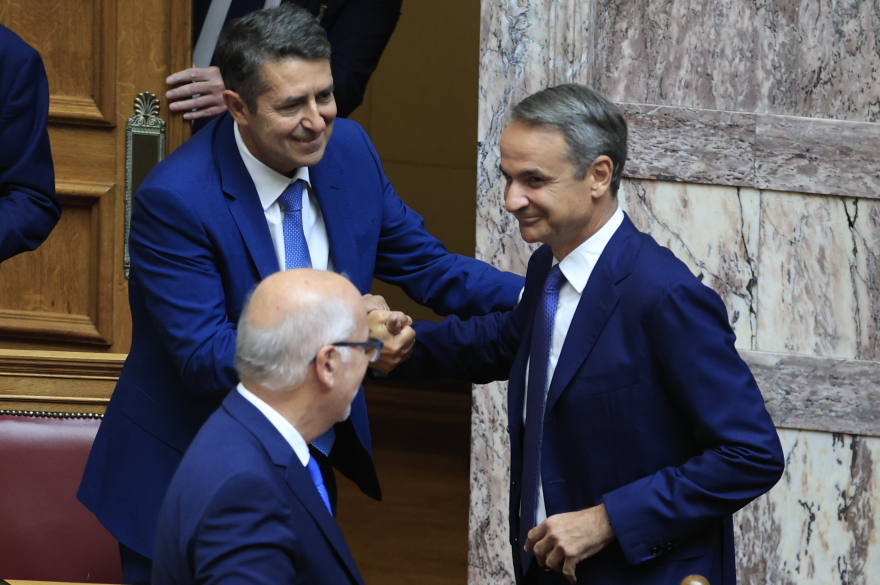Επέστρεψε στα υπουργικά έδρανα ο Μυλωνάκης μετά τη σοβαρή περιπέτεια της υγείας του, δείτε φωτογραφίες