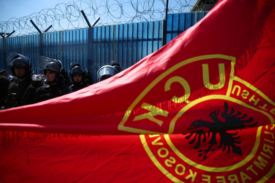 Οργή και επεισόδια στην Πρίστινα μετά την καταδίκη του Θάτσι και άλλων 3 ηγετών του UCK, «ντροπή» λέει ο Έντι Ράμα 