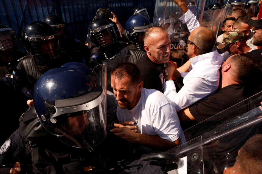 Οργή και επεισόδια στην Πρίστινα μετά την καταδίκη του Θάτσι και άλλων 3 ηγετών του UCK, «ντροπή» λέει ο Έντι Ράμα 