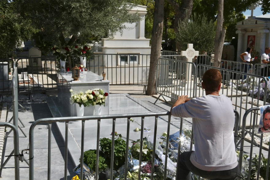 Βουνό από λουλούδια και μηνύματα στο μνήμα του Μαζωνάκη, ησυχία για να θρηνήσει ζήτησε η αδελφή του
