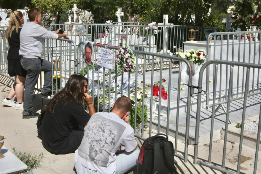 Βουνό από λουλούδια και μηνύματα στο μνήμα του Μαζωνάκη, ησυχία για να θρηνήσει ζήτησε η αδελφή του
