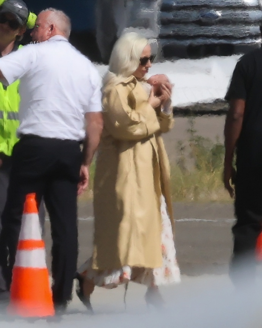 Η Lady Gaga εθεάθη στο Λος Άντζελες αγκαλιά με το μωρό της, δείτε φωτογραφίες