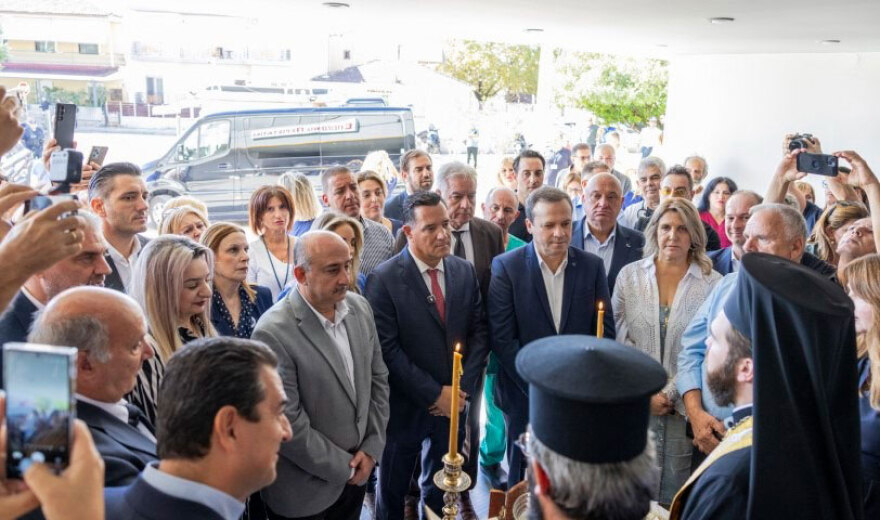 Με λουλούδια υποδέχθηκαν τον Άδωνη Γεωργιάδη στο Νοσοκομείο Τρικάλων