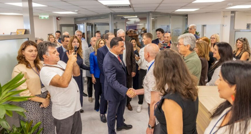 Με λουλούδια υποδέχθηκαν τον Άδωνη Γεωργιάδη στο Νοσοκομείο Τρικάλων