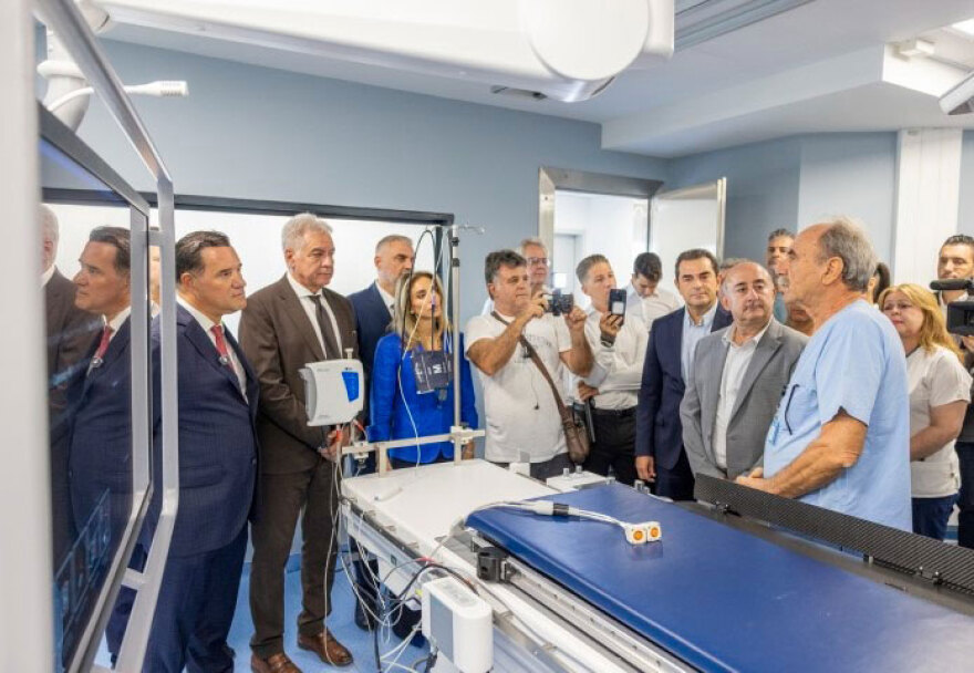 Με λουλούδια υποδέχθηκαν τον Άδωνη Γεωργιάδη στο Νοσοκομείο Τρικάλων