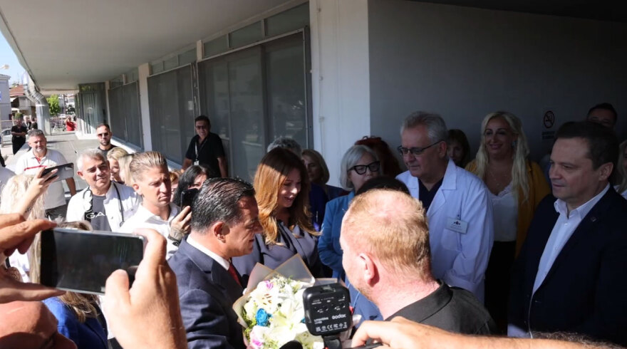 Με λουλούδια υποδέχθηκαν τον Άδωνη Γεωργιάδη στο Νοσοκομείο Τρικάλων