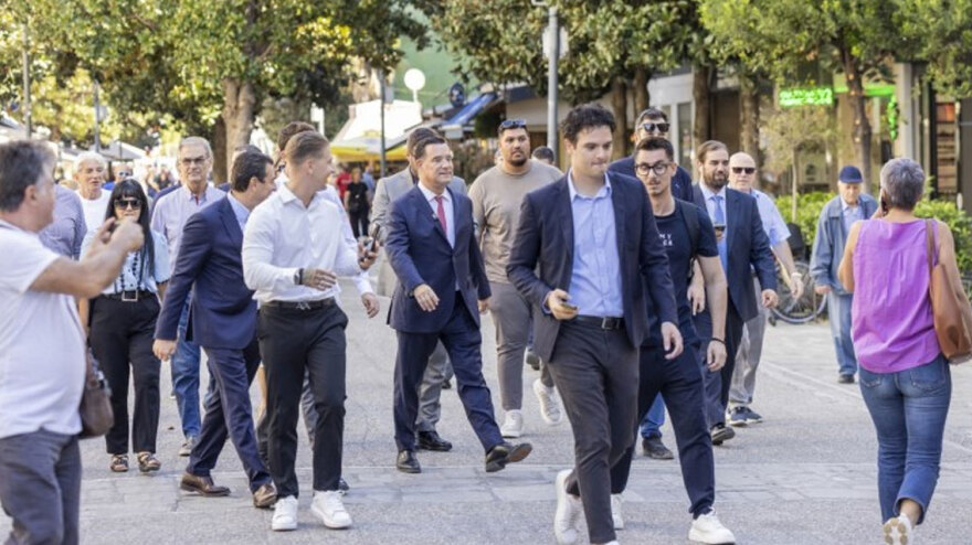 Με λουλούδια υποδέχθηκαν τον Άδωνη Γεωργιάδη στο Νοσοκομείο Τρικάλων