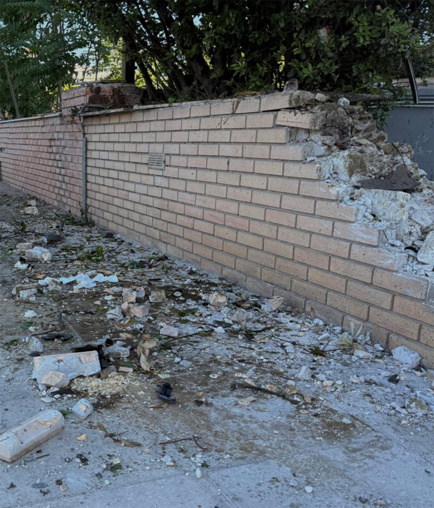 Τρεις νεκροί σε τροχαίο στη Γλυφάδα, το ΙΧ τους «καρφώθηκε» σε μάντρα, εικόνες από τα συντρίμμια